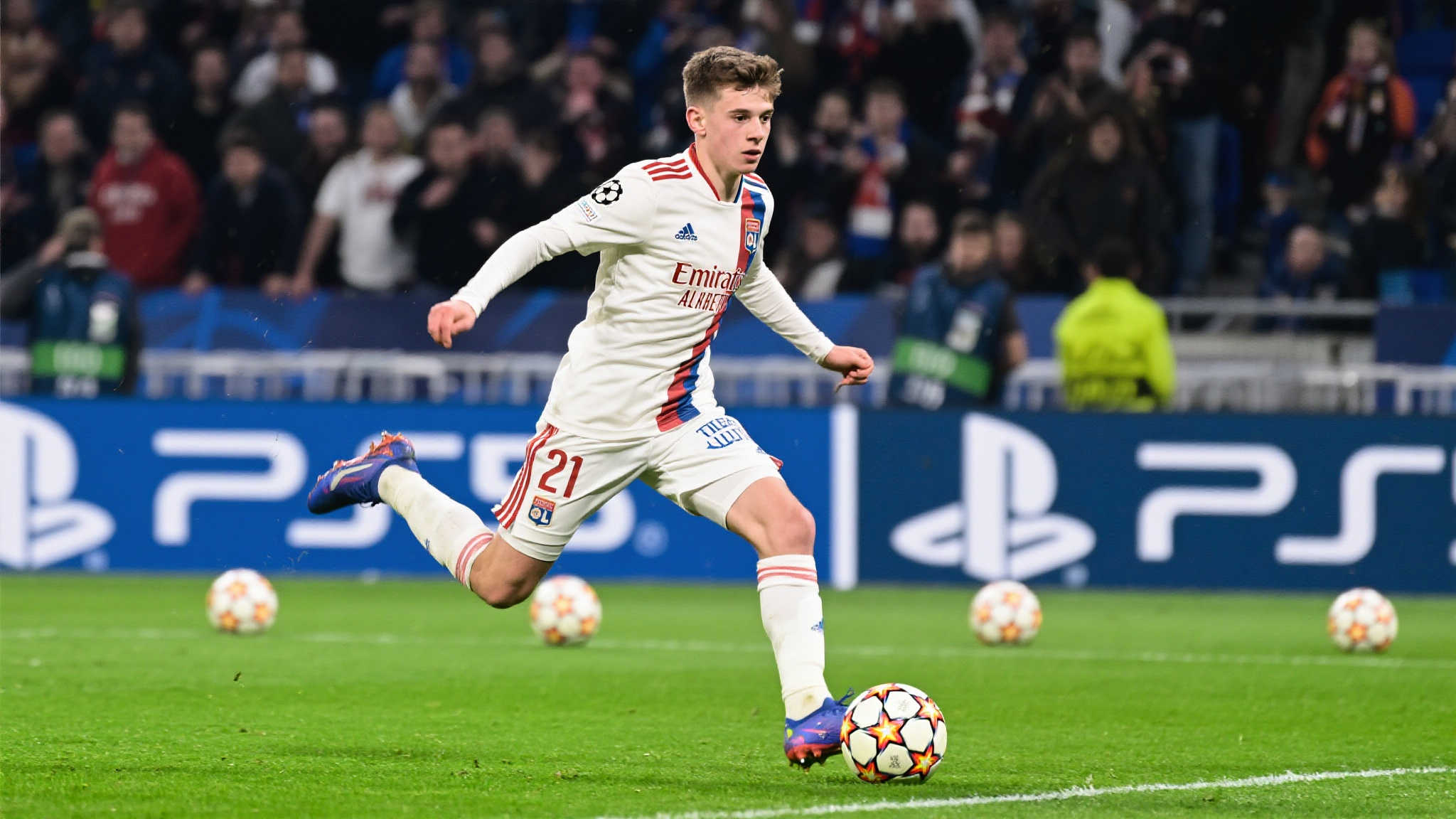 16岁初露锋芒,多特新星阿尔伯特闪耀世俱赛 马蒂斯·阿尔伯特虽年纪轻轻,却已展现出非凡实力。这