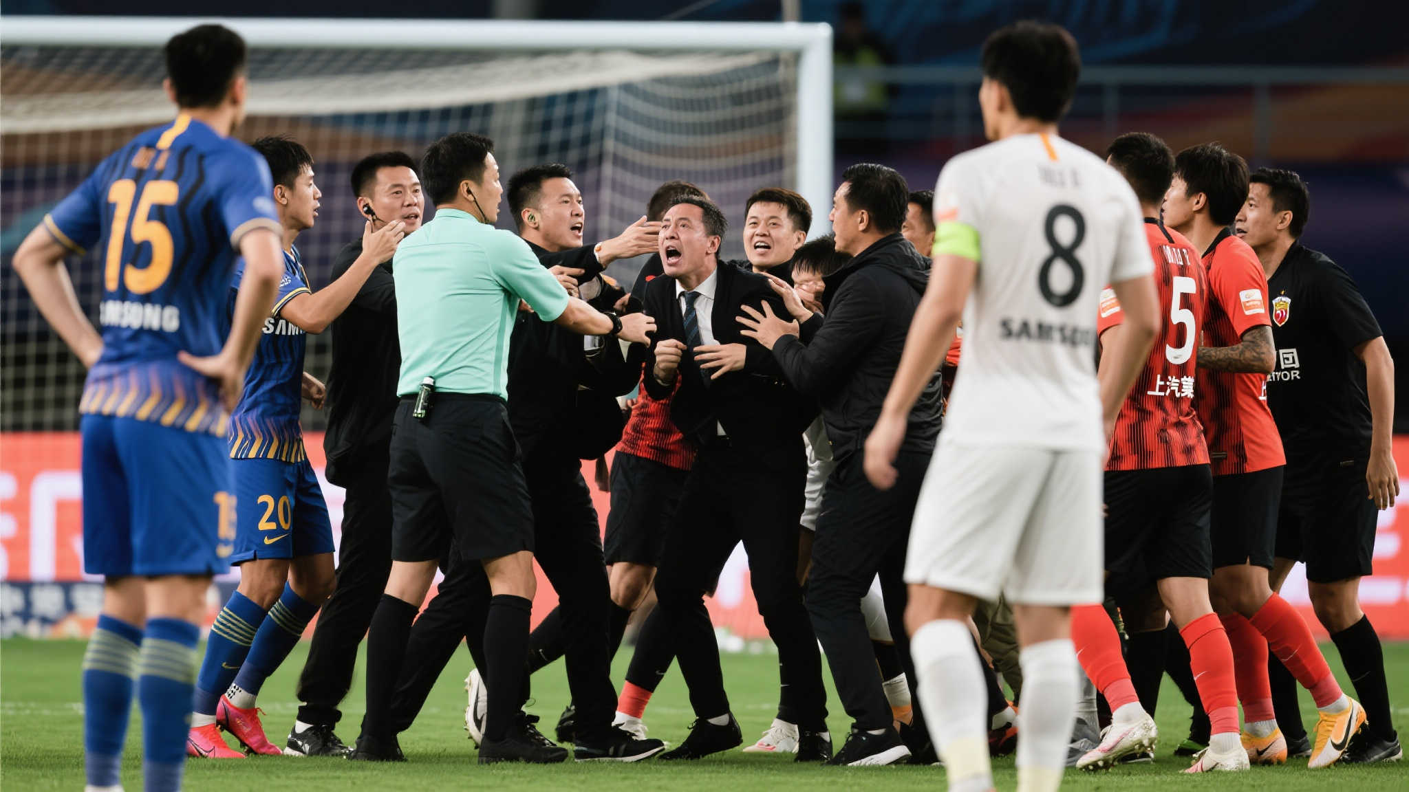 公开赛事中出现类似冲突并非首次，例如以往国际知名球