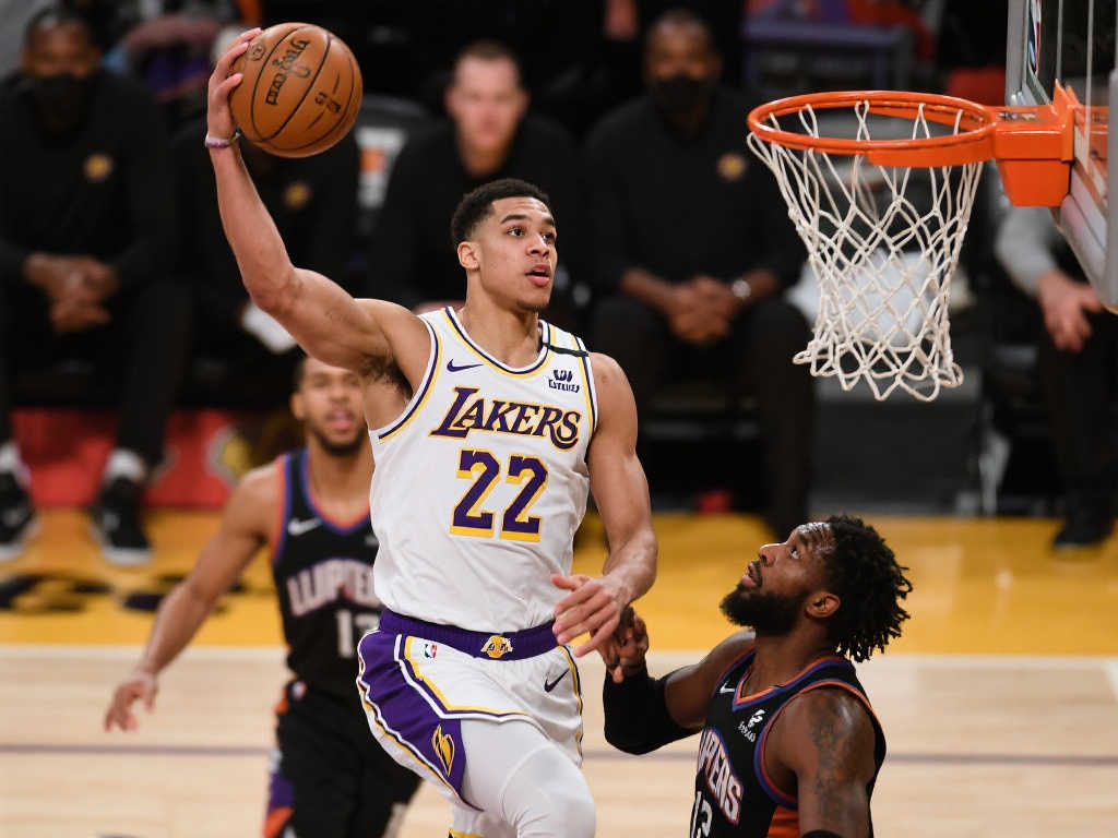 24岁湖人低成本中锋爆发:10胜0负+18胜3负,成夺冠关键! 24岁湖人低成本中锋爆发:10胜0负+18胜3负,成夺冠关键!